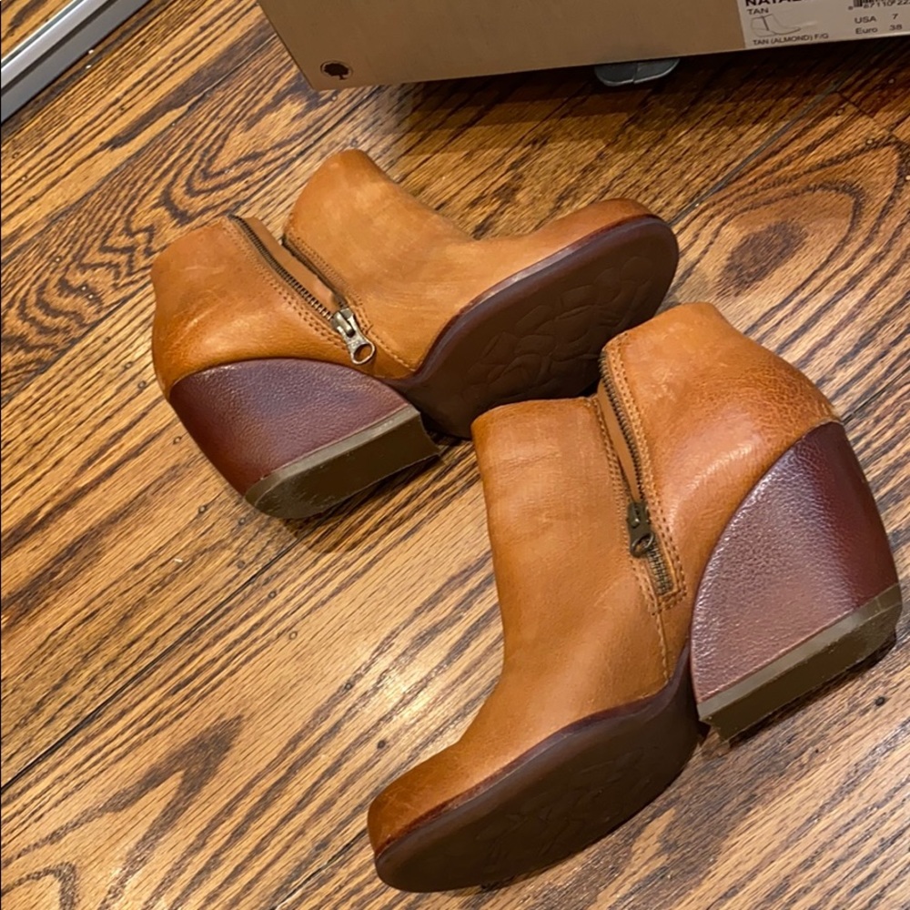 Camel Natalya Booties (Tan/almond)